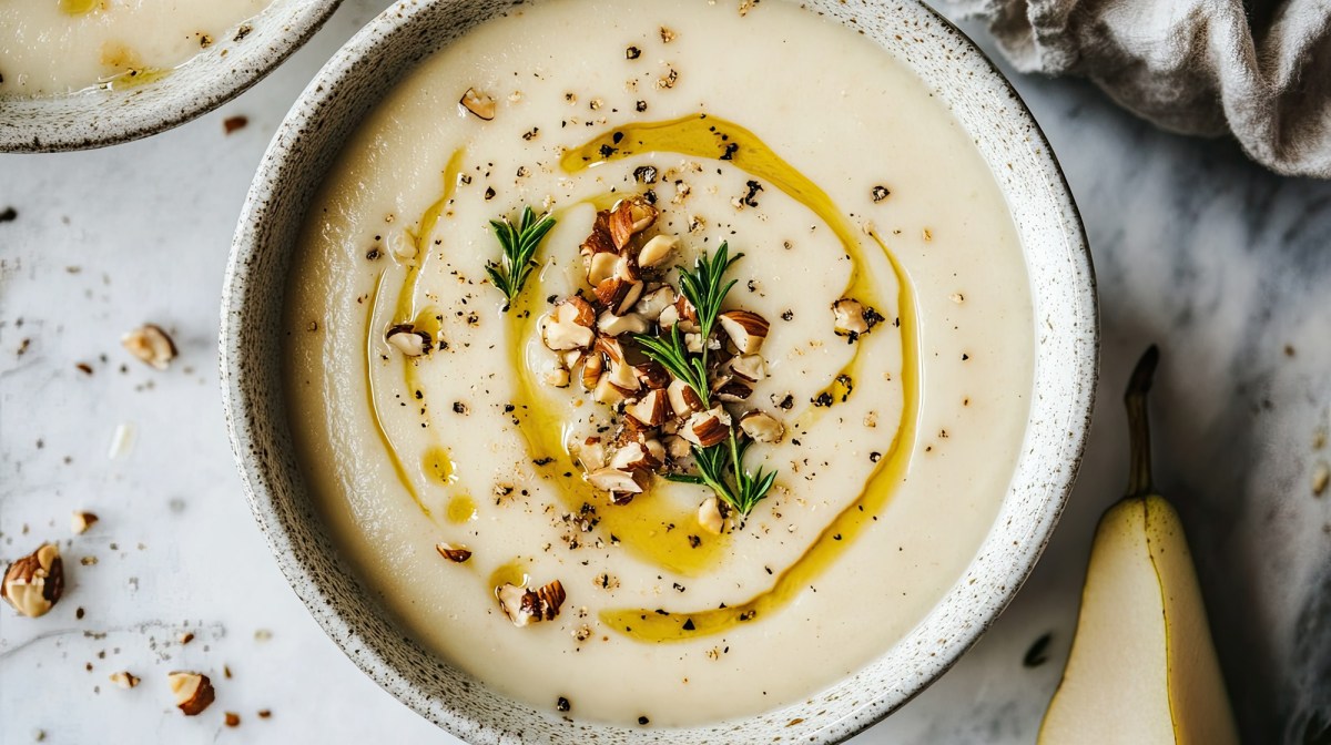 Schale Pastinakencremesuppe mit Haselnuss-Crunch