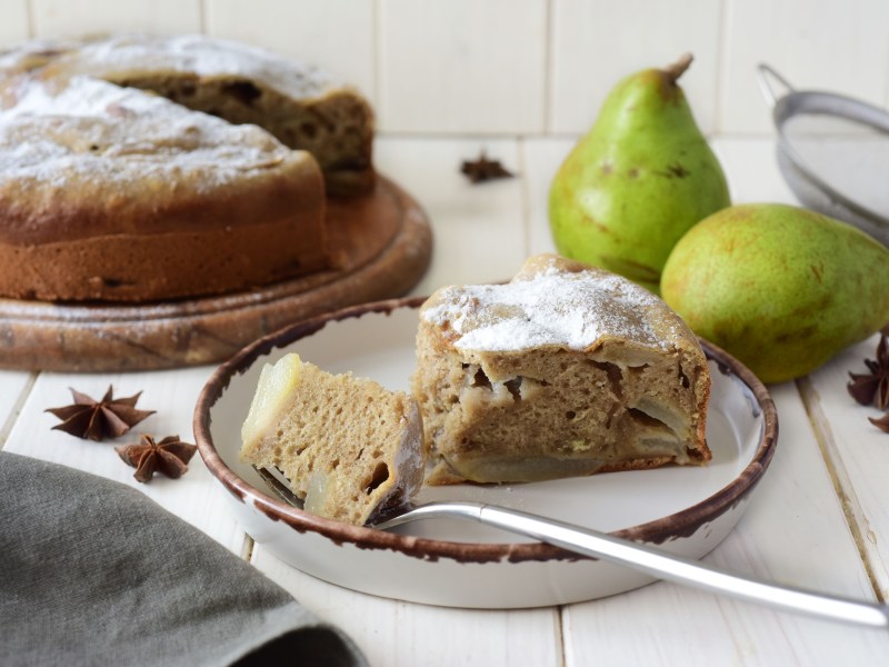 Ein angeschnittener Birnenkuchen mit Sternanis.