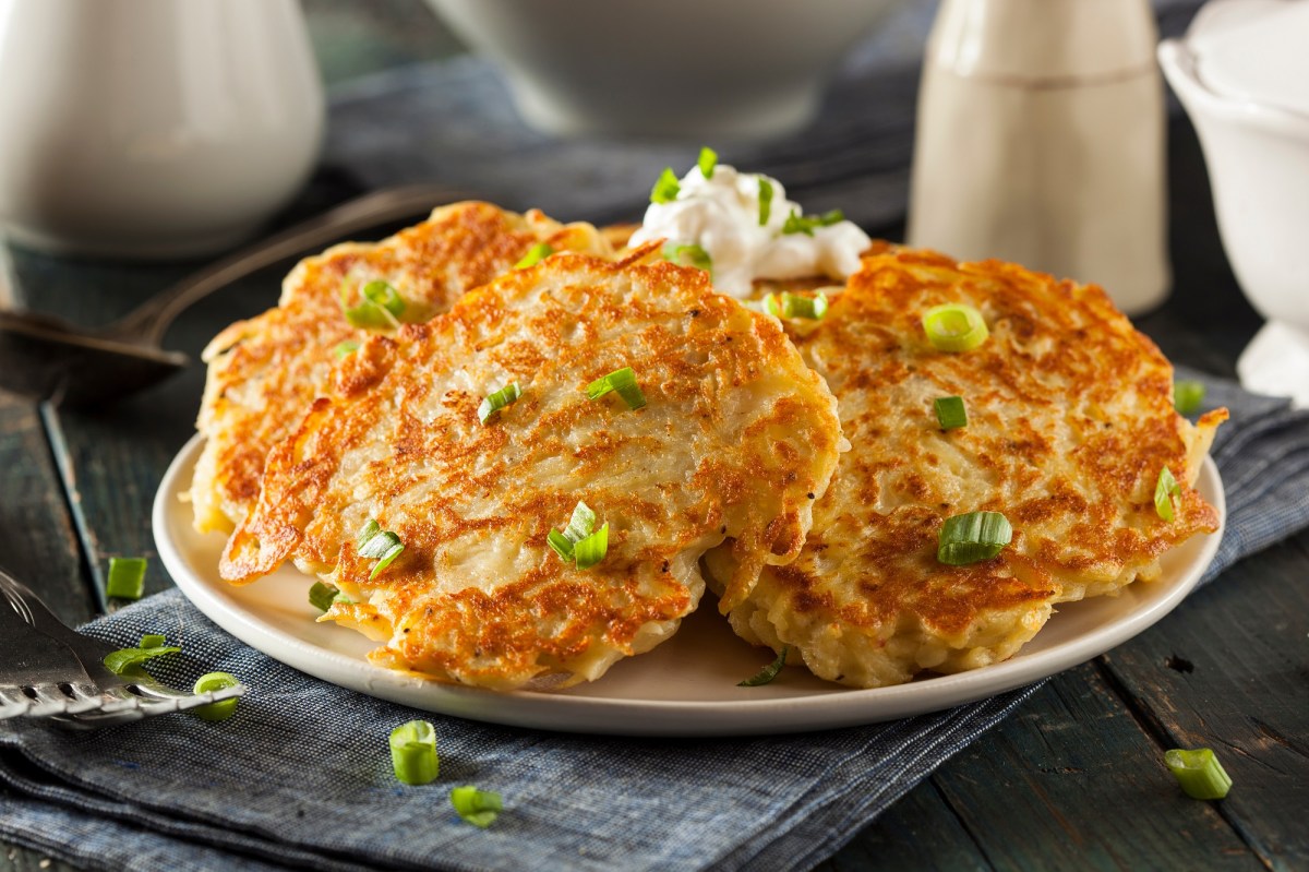 Boxty: irische Kartoffelpuffer auf einem Teller, bestreut mit Frühlingszwiebeln.