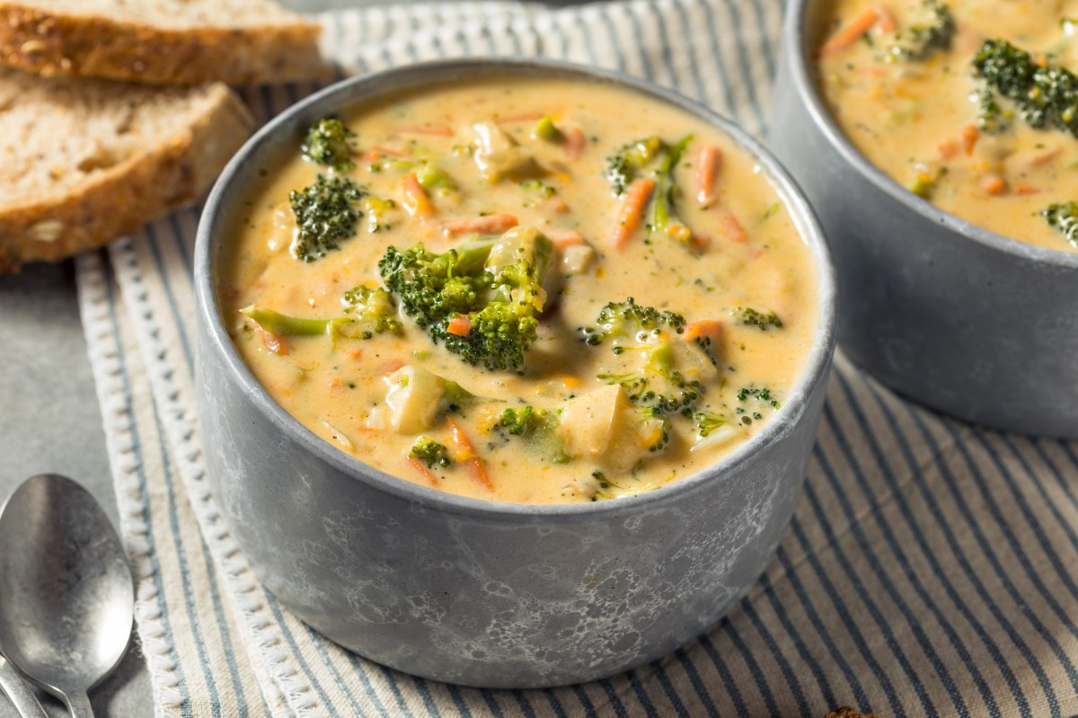 Eine SchÃ¼ssel cremige Brokkoli-Cheddar-Suppe.