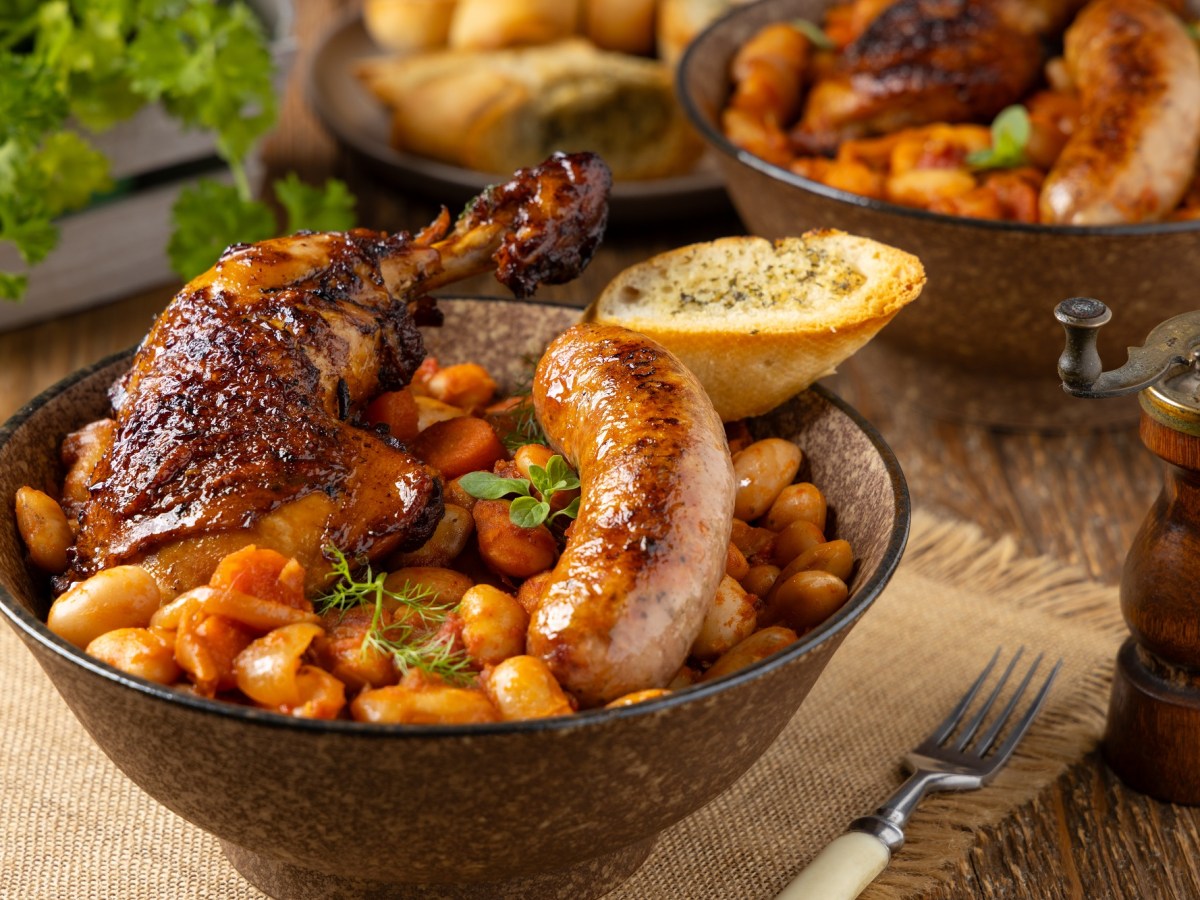 Eine Schale Cassoulet: französischer Bohneneintopf.