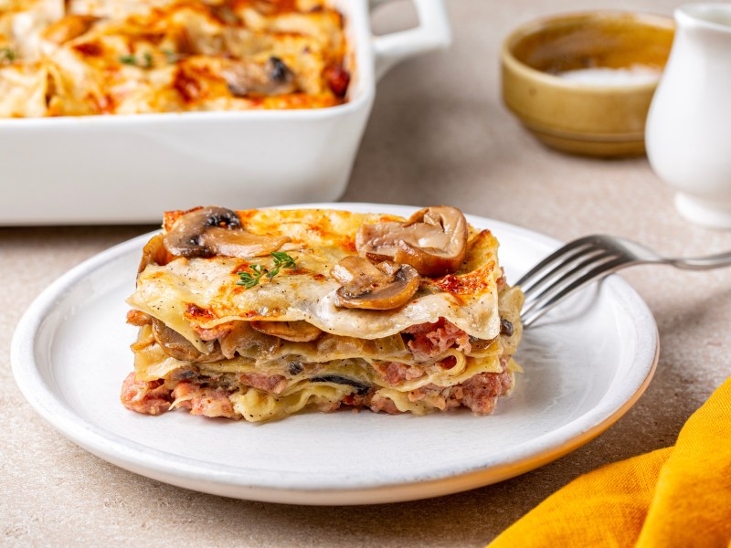 Teller mit einem StÃ¼ck Champignon-Lachs-Lasagne