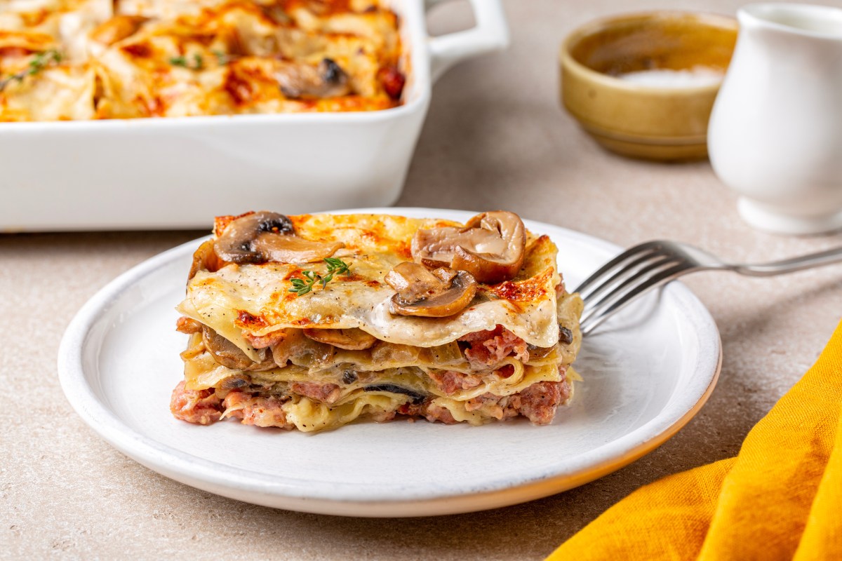 Teller mit einem StÃ¼ck Champignon-Lachs-Lasagne