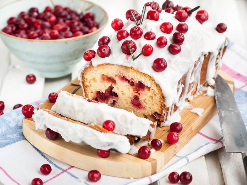 angeschnittener Cranberry-Mascarpone-Kuchen