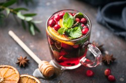 Glas mit Cranberry-Punsch