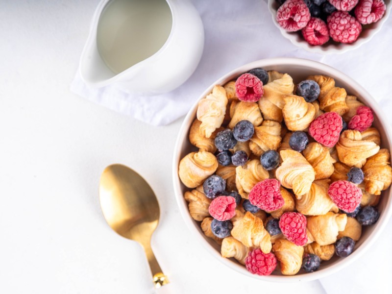 Eine SchÃ¼ssel Croissant-MÃ¼sli mit Beeren.