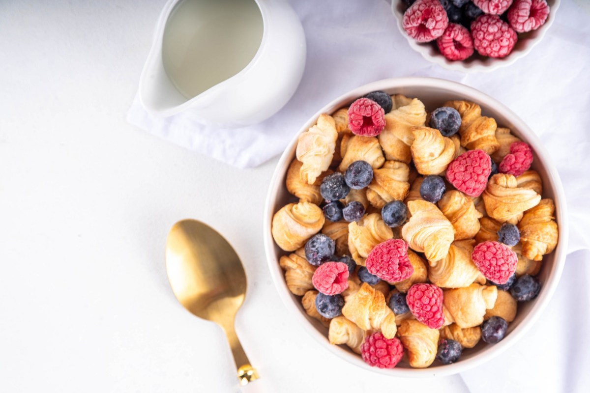 Eine SchÃ¼ssel Croissant-MÃ¼sli mit Beeren.