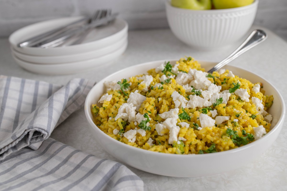 Eine SchÃ¼ssel Curryreis mit Feta.