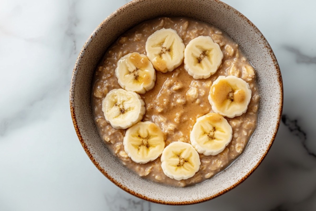 Eine Schale Overnight Oats mit Banane und Erdnussbutter in der Draufsicht.