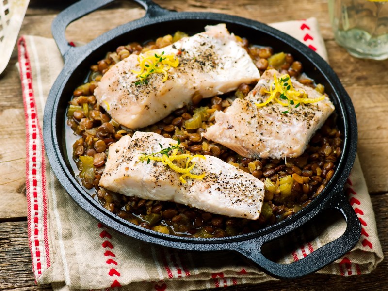 Ein paar Fischfilets mit LinsengemÃ¼se.