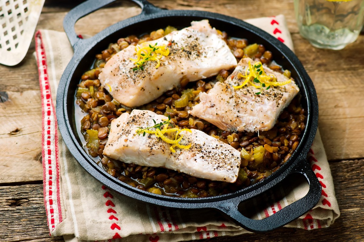 Ein paar Fischfilets mit LinsengemÃ¼se.