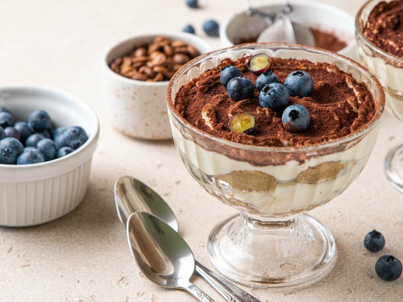 FrÃ¼hstÃ¼cks-Tiramisu, dekoriert mit Heidelbeeren.