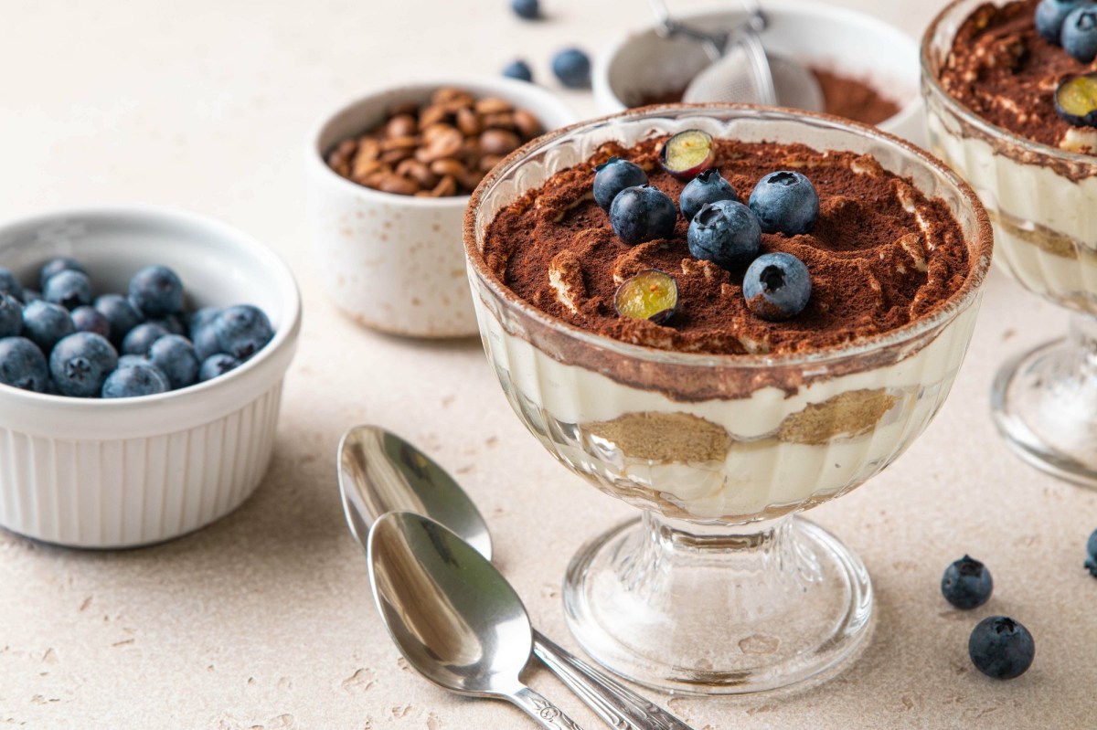 FrÃ¼hstÃ¼cks-Tiramisu, dekoriert mit Heidelbeeren.