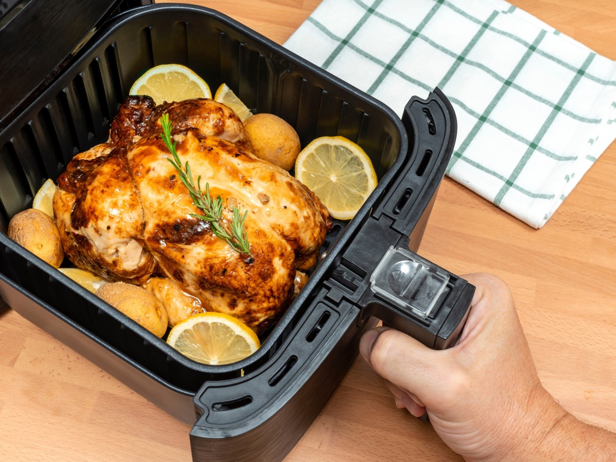 Knusprig, saftig, einfach: So gelingt dir ein ganzes Hähnchen in der Heißluftfritteuse