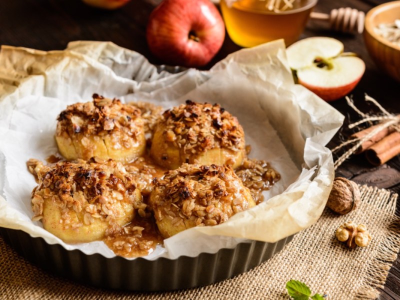 Gebackene Äpfel mit Haferflocken und Walnüssen in einer Kuchenform.