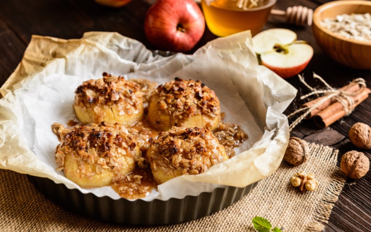 Gebackene Äpfel mit Haferflocken und Walnüssen in einer Kuchenform.