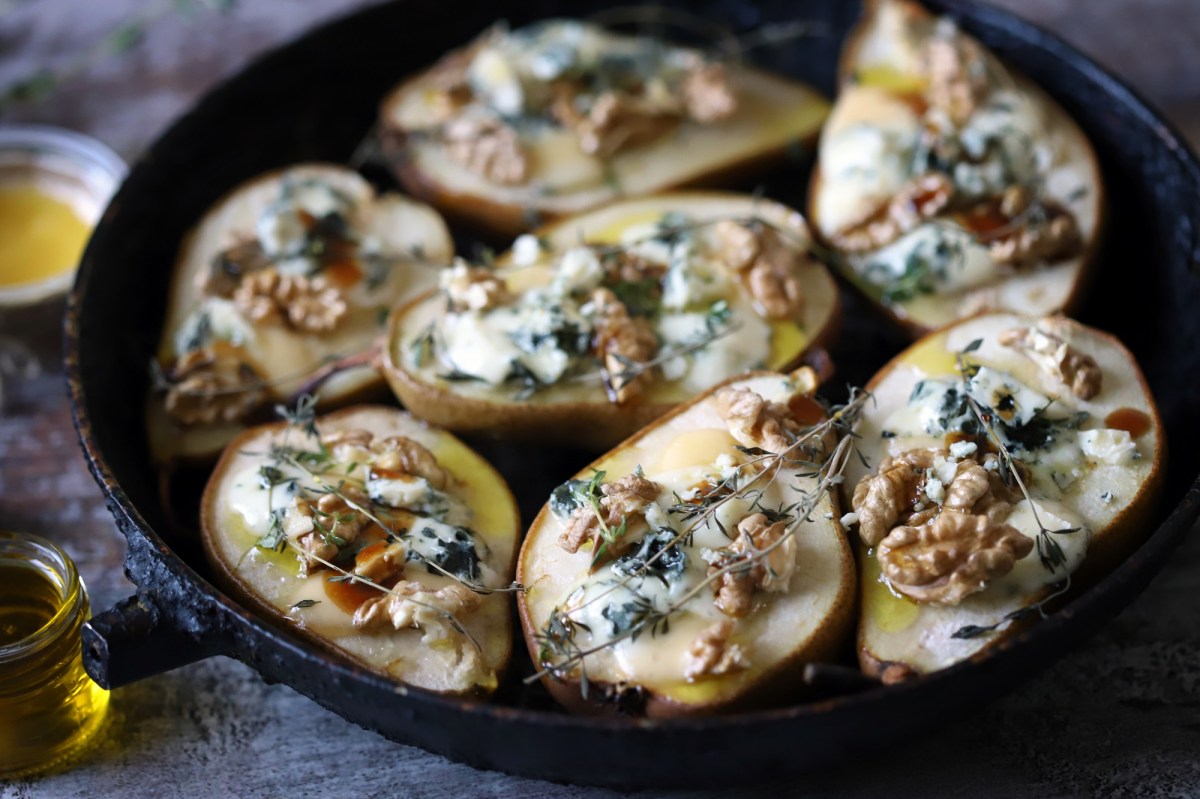 Pfanne gefÃ¼llt mit gebackenen Birnen mit Gorgonzola