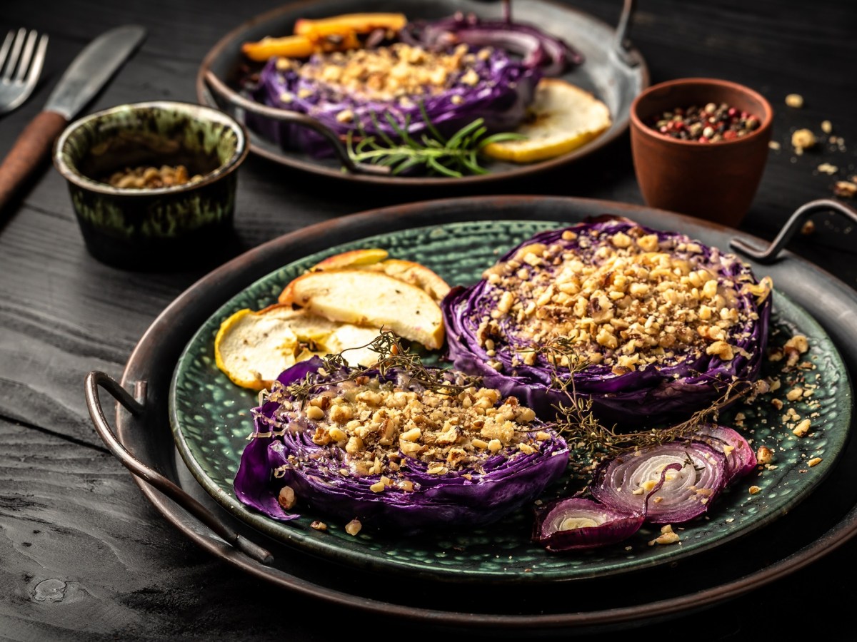 Teller mit zwei Scheiben gebackenem Rotkohl mit Nüssen