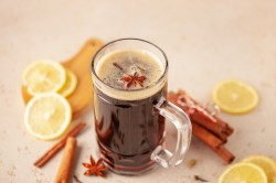 Ein Glas Glühbier mit winterlichen Gewürzen