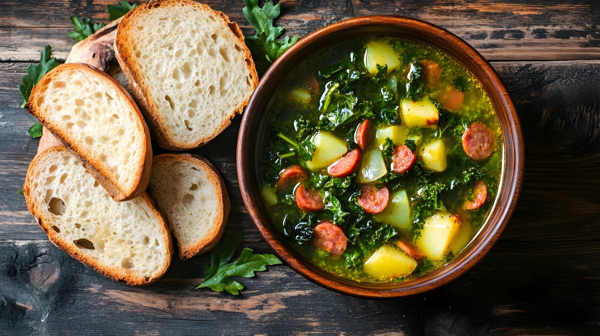 Schale mit GrÃ¼nkohleintopf mit Chorizo, Brot daneben