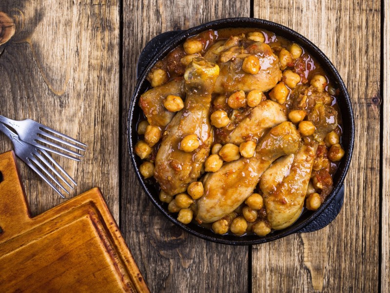 HÃ¤hnchenkeulen mit Kichererbsen und TomatensoÃŸe.