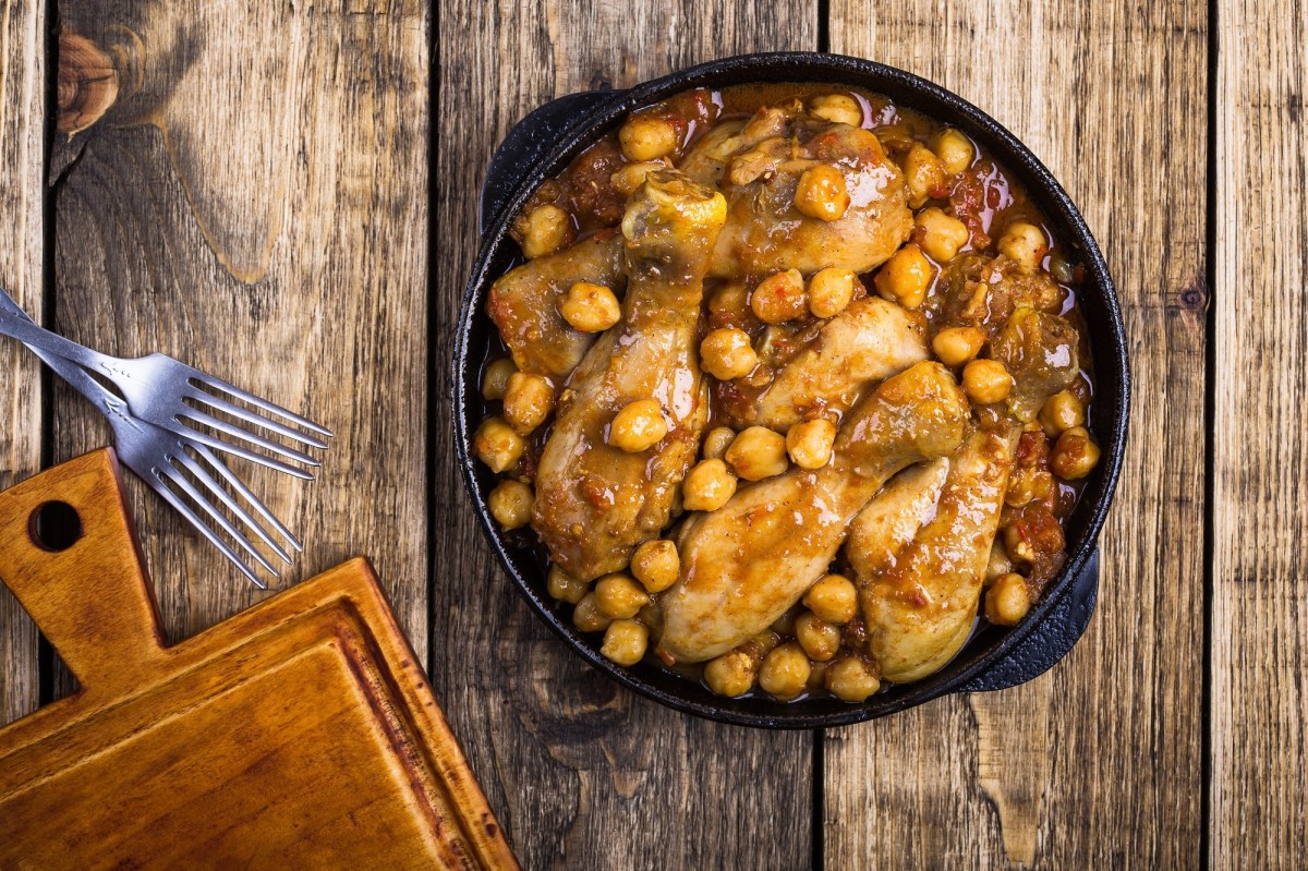 HÃ¤hnchenkeulen mit Kichererbsen und TomatensoÃŸe.