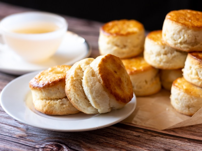 Ein Tisch mit HÃ¼ttenkÃ¤se-Scones.