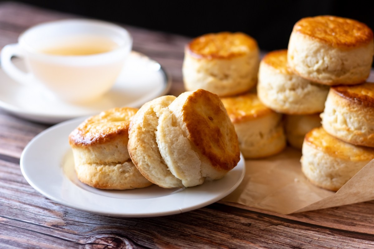 Ein Tisch mit HÃ¼ttenkÃ¤se-Scones.