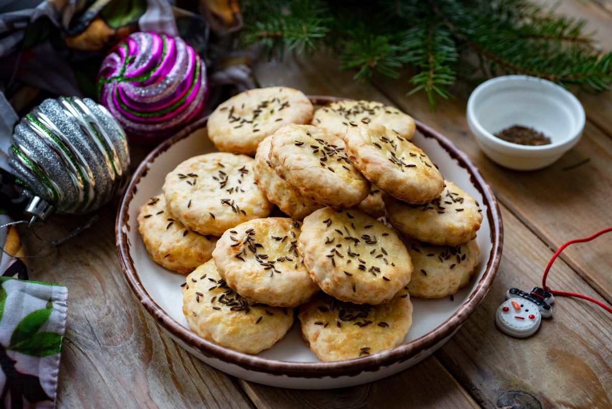 Ein Teller mit KÃ¤seplÃ¤tzchen mit KÃ¼mmel.