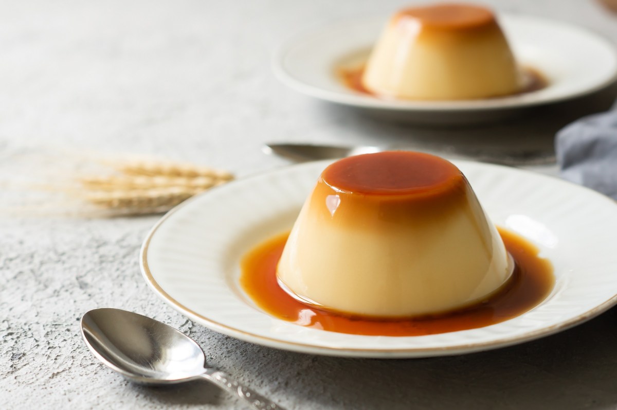 Zwei Karamell-Flan auf je einem kleinen Teller. Drum herum ist KaramellsoÃŸe zu sehen.