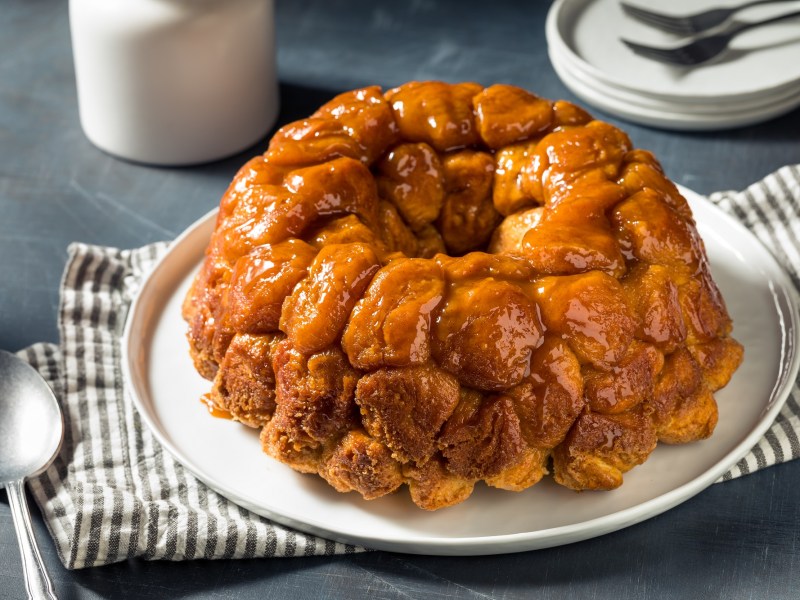 Karamell-Monkey-Bread auf einem weiÃŸen Teller.