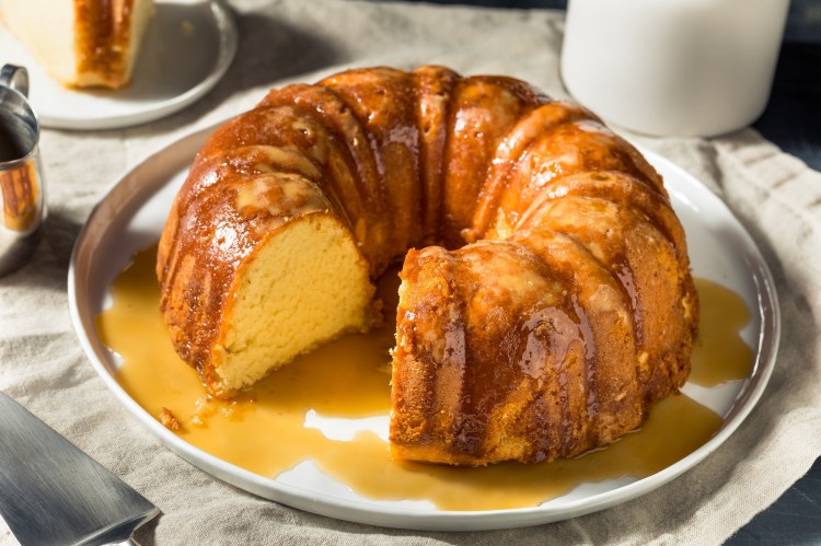 Karibischer Rumkuchen auf einem weißen Teller. Dazu Rum-Butter-Sirup.