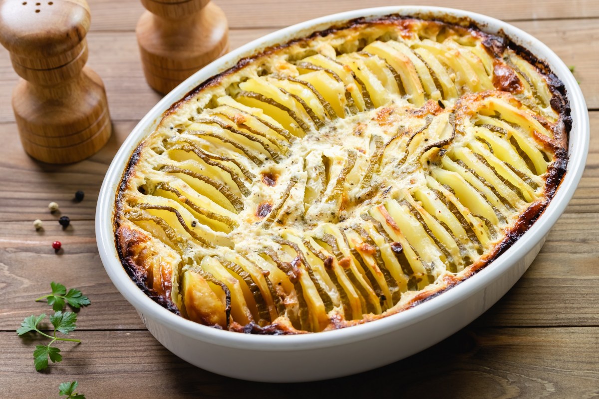 Kartoffel-Zucchini-Gratin in ovaler Auflaufform.