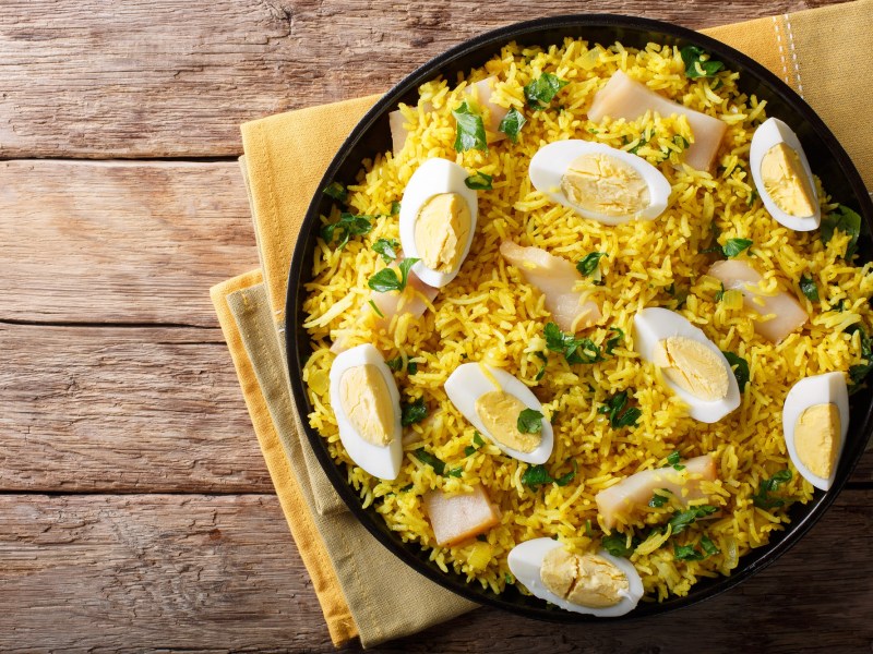 Eine SchÃ¼ssel Kedgeree mit Ei und Fisch.