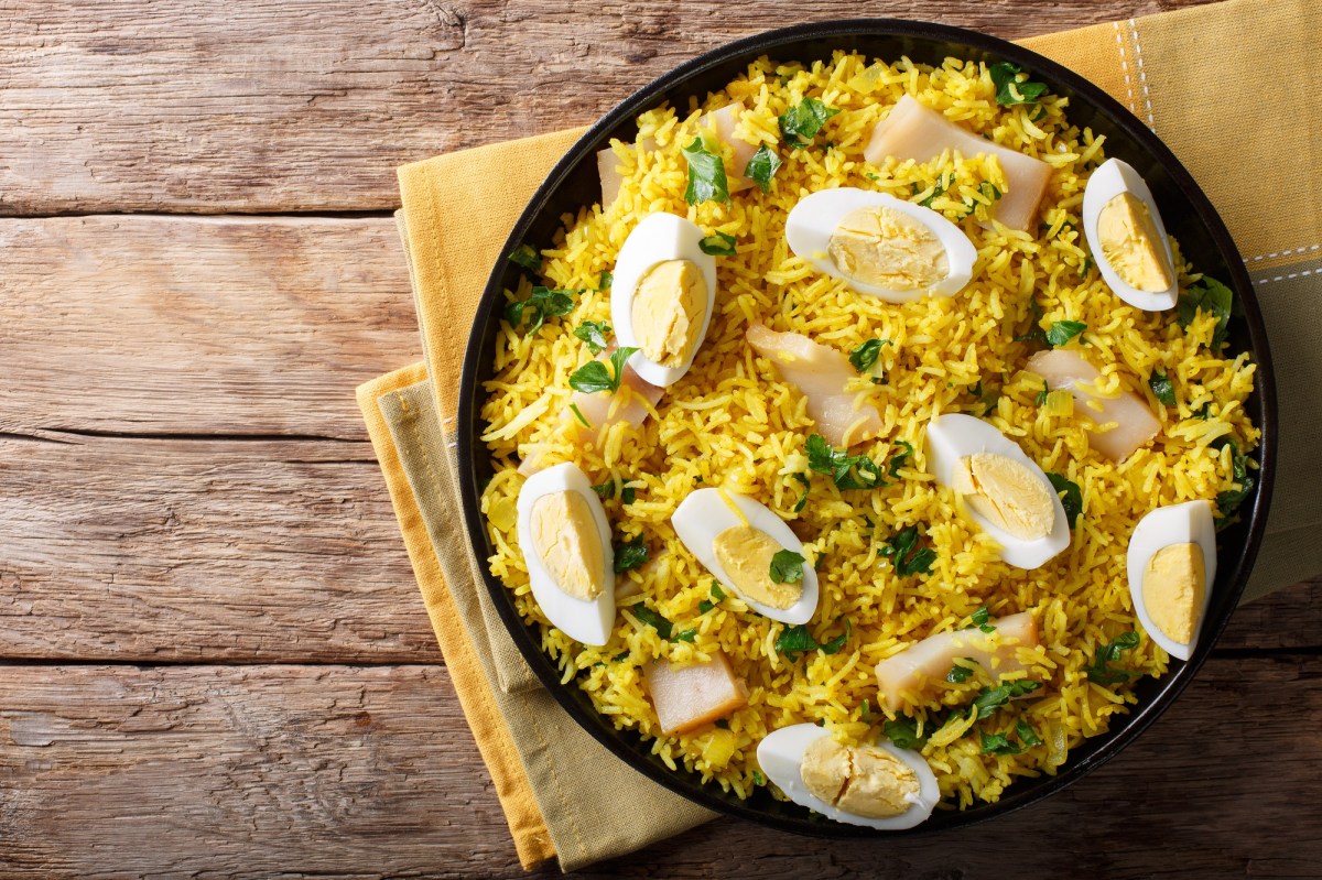 Eine SchÃ¼ssel Kedgeree mit Ei und Fisch.