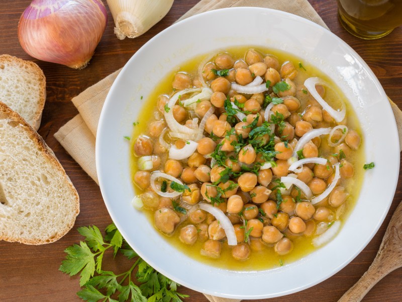 Ein Teller Kichererbsen-Zwiebel-Suppe.