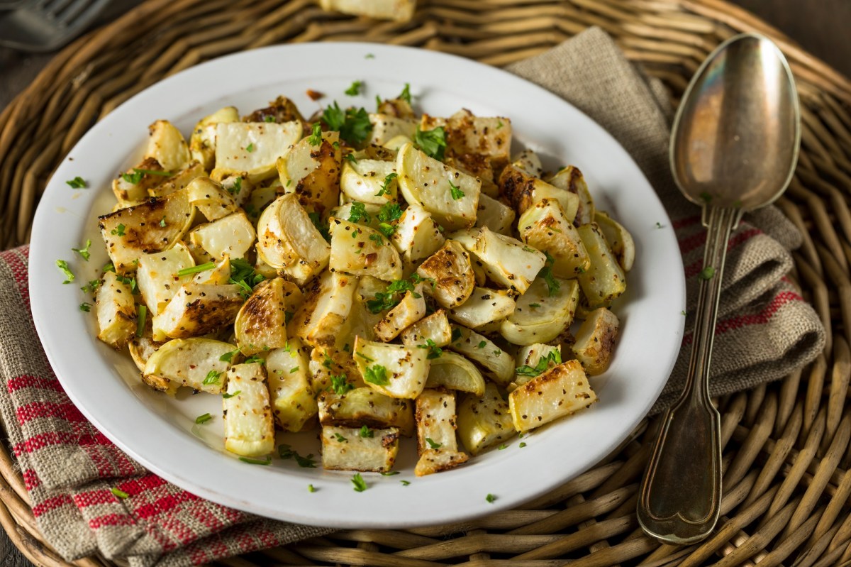 Ein Teller mit Kohlrabi aus der HeiÃŸluftfritteuse, garniert mit Petersilie.