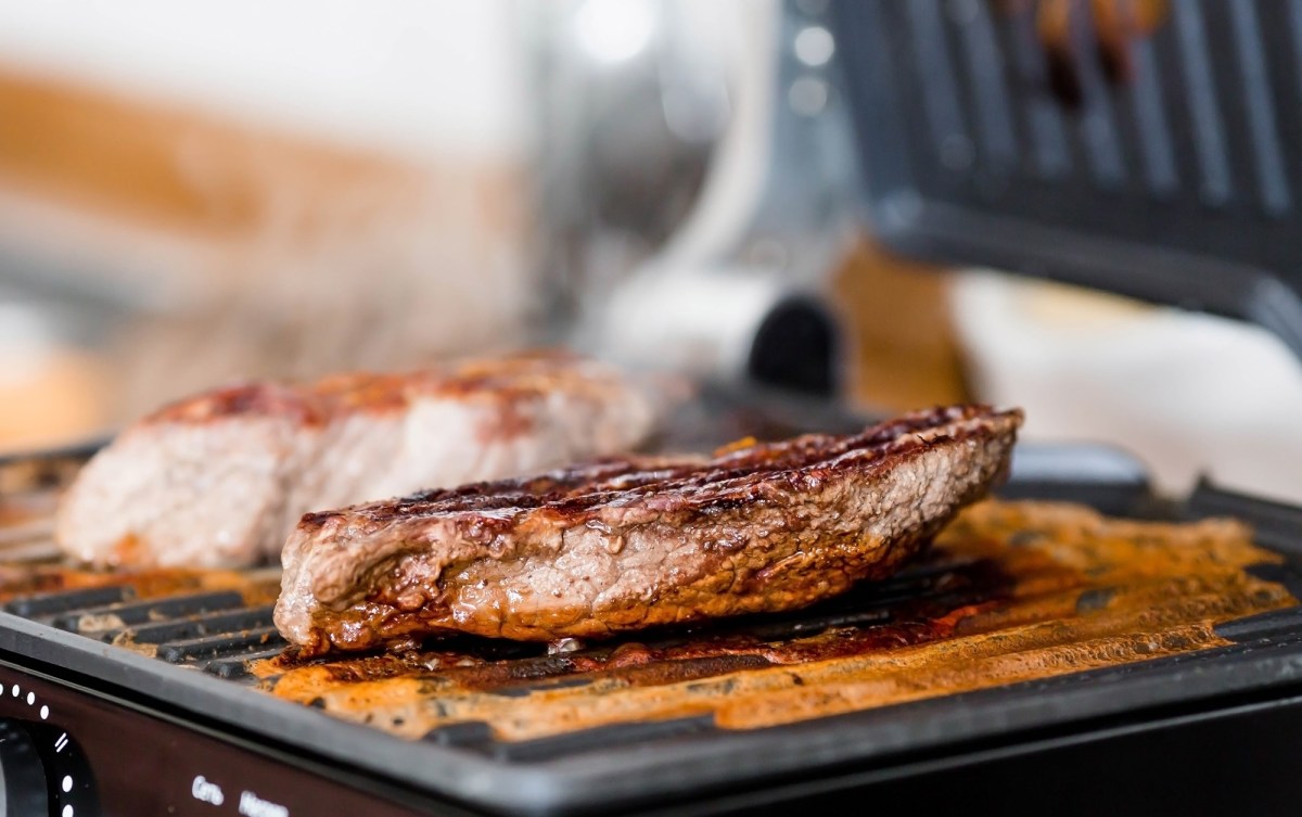 Baun Kontaktgrill Amazon Black Friday: Fleisch auf einem Kontaktgrill, Nahaufnahme.