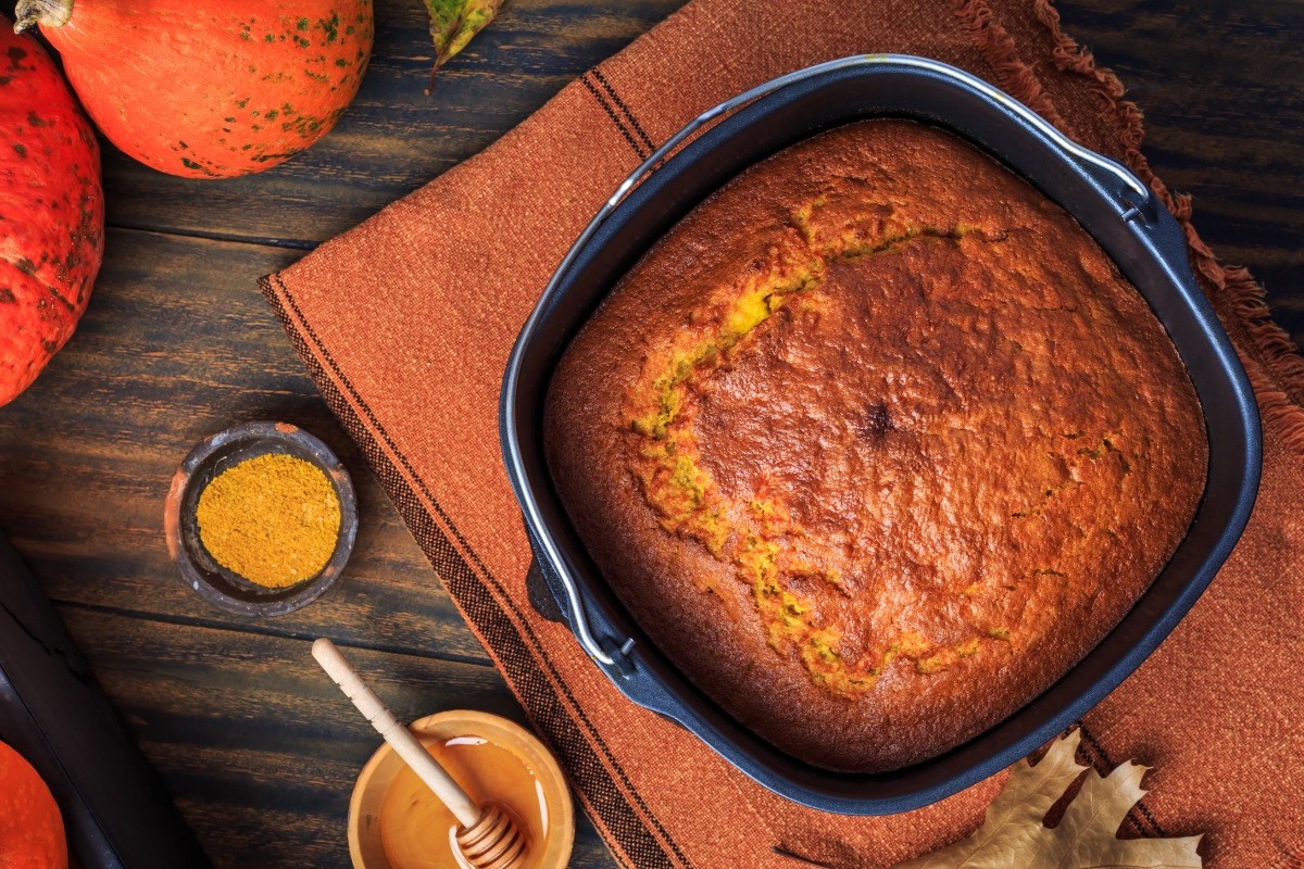 Kürbis-Apfel-Kuchen aus dem Airfryer in der Draufsicht.