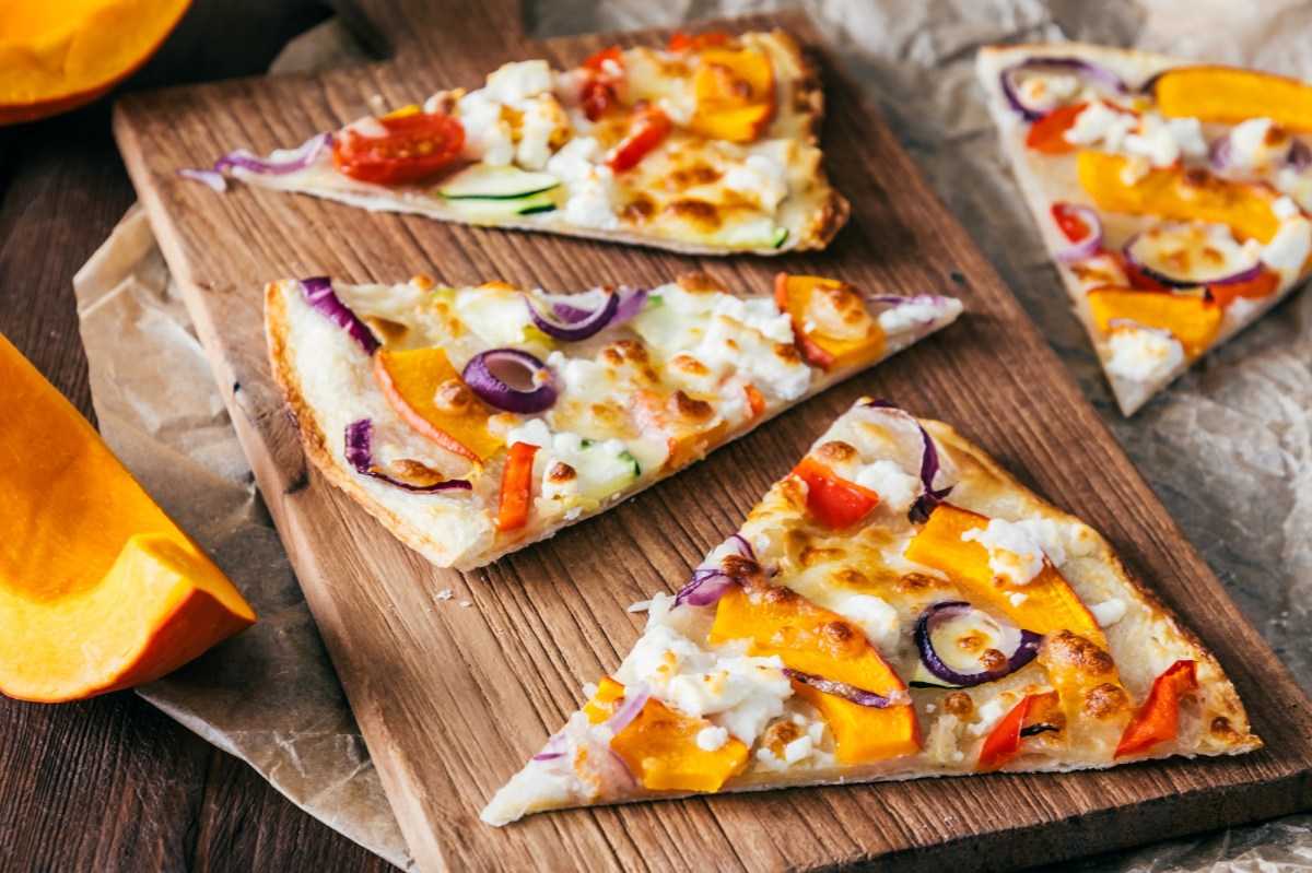 Brett mit drei StÃ¼cken KÃ¼rbis-Flammkuchen mit Feta