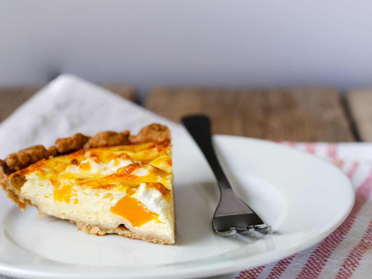 Teller mit einem StÃ¼ck KÃ¼rbis-ZiegenkÃ¤se-Tarte