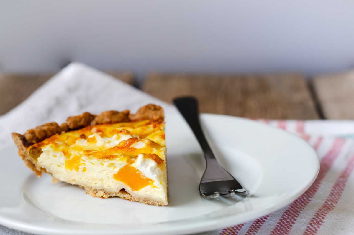 Teller mit einem StÃ¼ck KÃ¼rbis-ZiegenkÃ¤se-Tarte