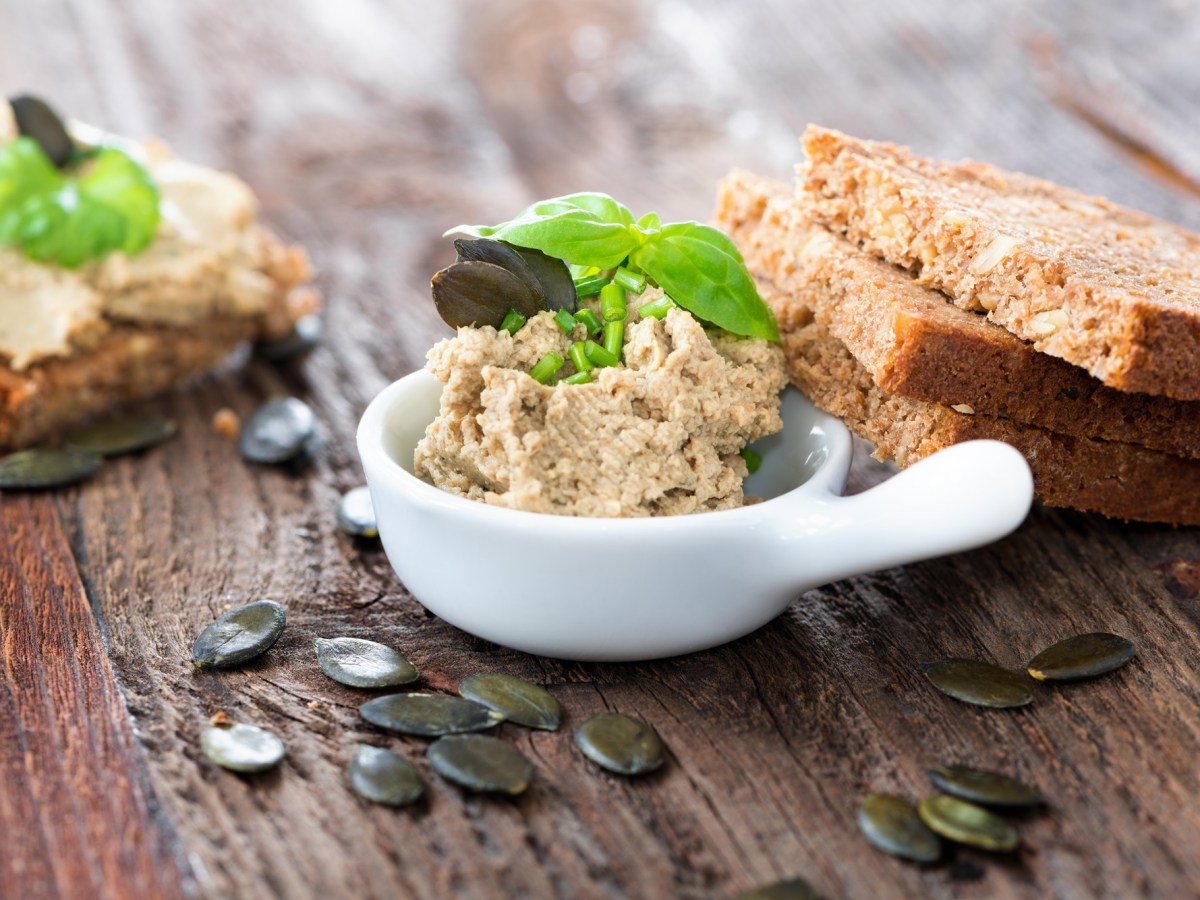 Schale mit KÃ¼rbiskern-Aufstrich mit Brot und KÃ¼rbiskernen