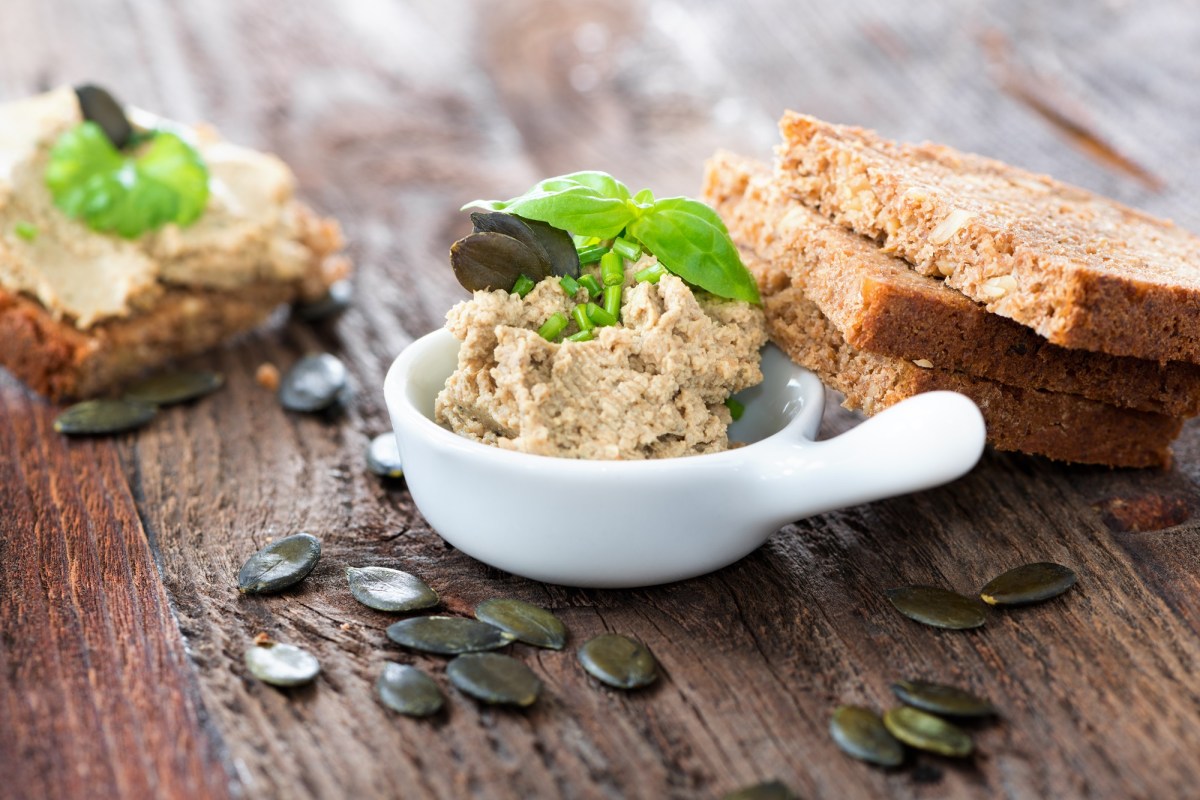 Schale mit KÃ¼rbiskern-Aufstrich mit Brot und KÃ¼rbiskernen