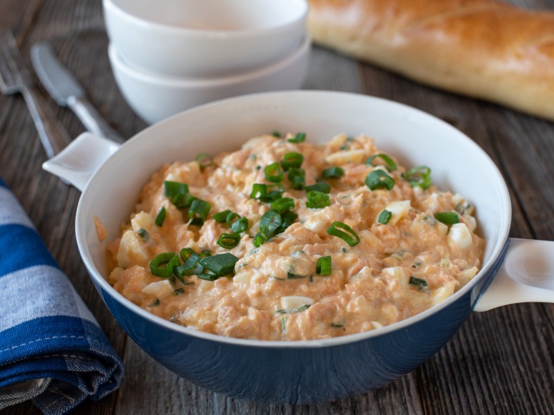 Eine SchÃ¼ssel Lachs-Eiersalat.