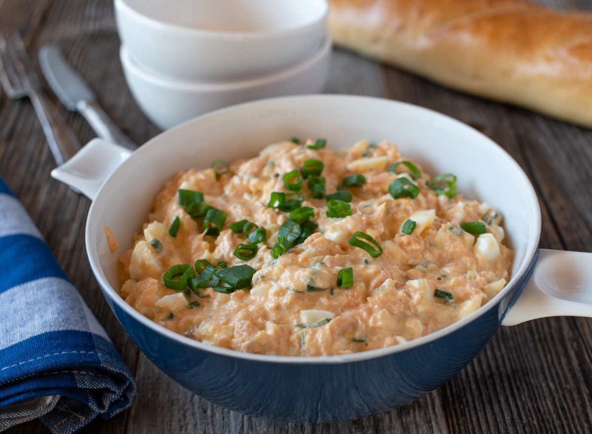 Eine SchÃ¼ssel Lachs-Eiersalat.