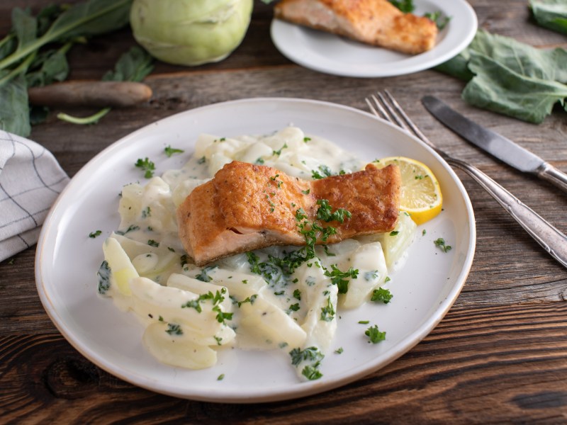 Ein Teller Lachsfilet mit Rahmkohlrabi.