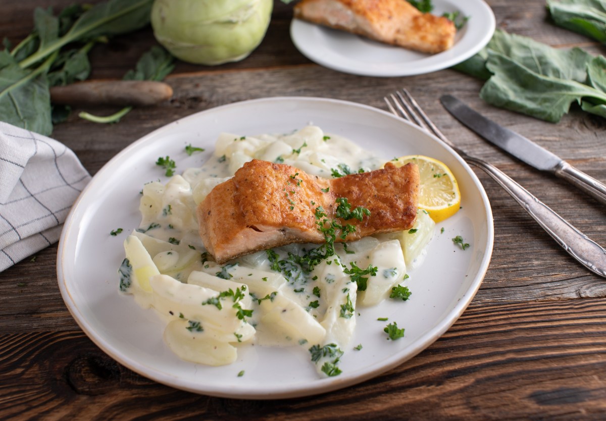 Ein Teller Lachsfilet mit Rahmkohlrabi.