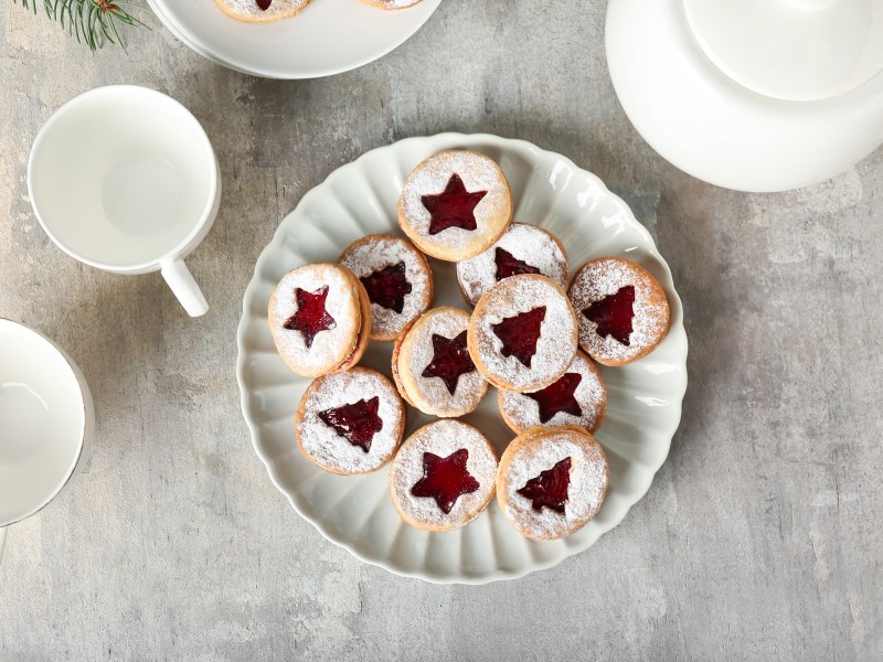 Linzer PlÃ¤tzchen auf einem Teller.