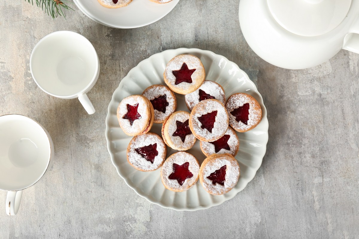 Linzer PlÃ¤tzchen auf einem Teller.